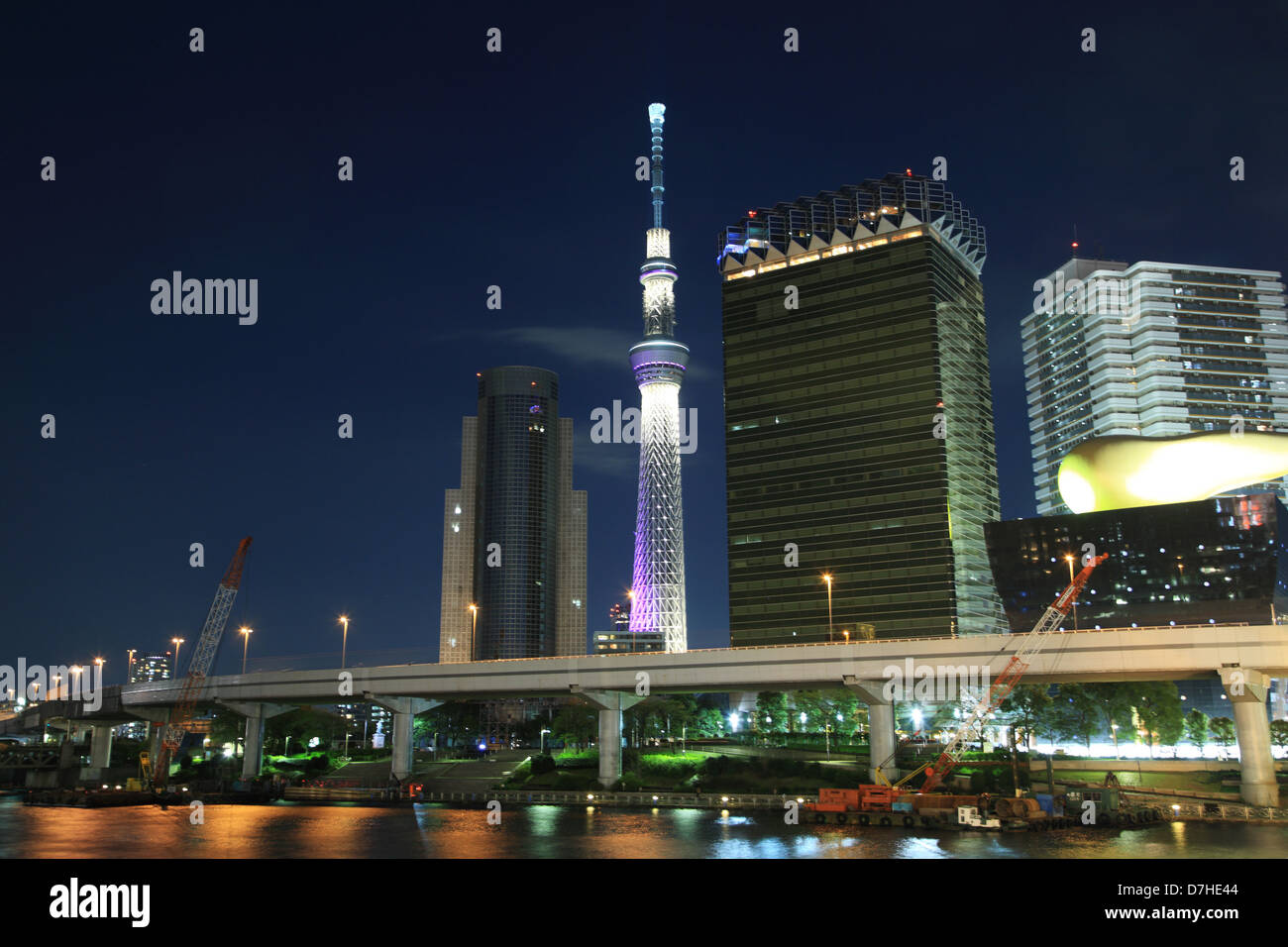Giappone, Tokyo Sumida-ku, vista notturna di Tokyo Sky Tree (634 m) dal fiume Sumida Foto Stock