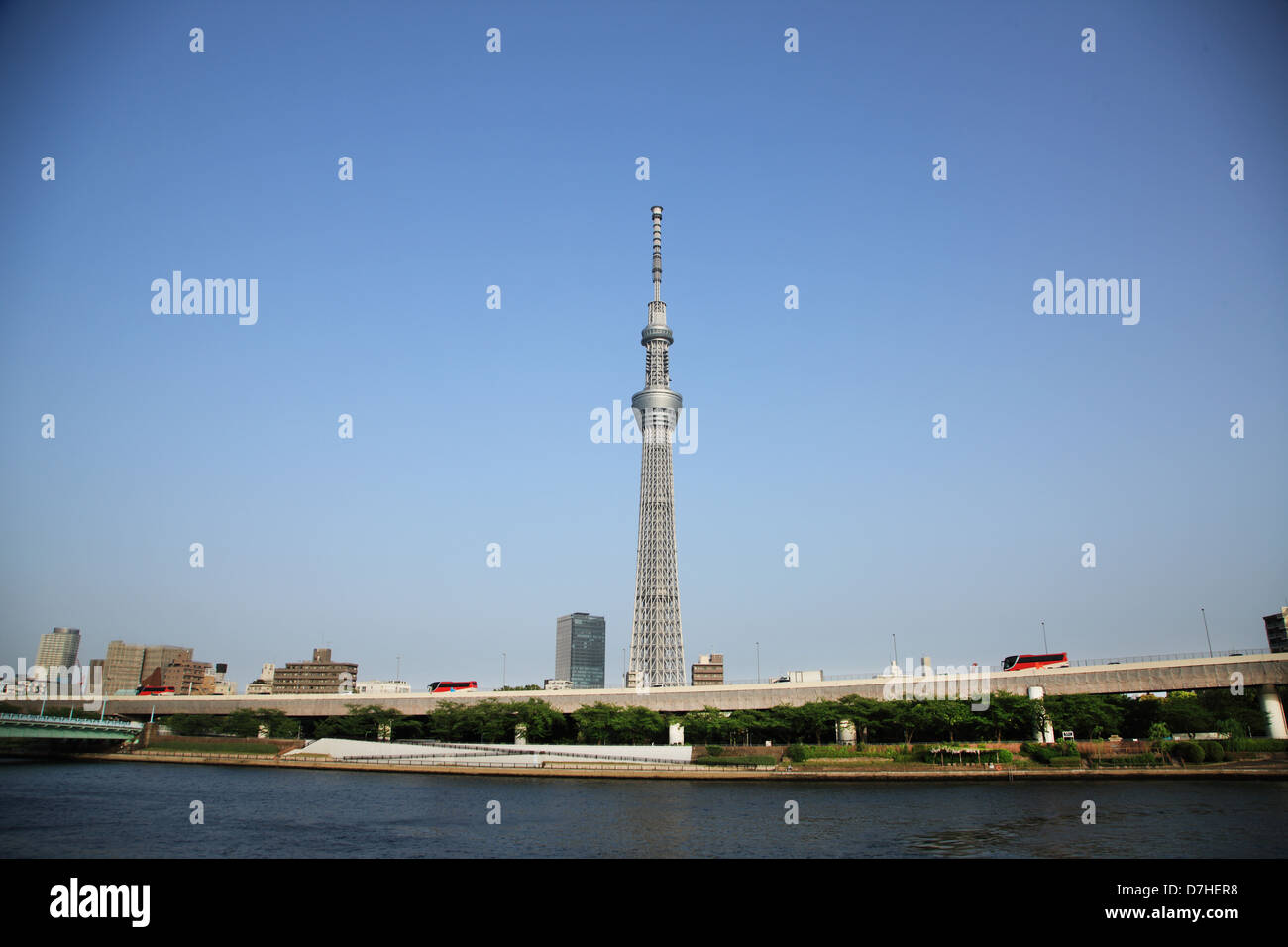 Giappone, Tokyo Sumida-ku, Tokyo Sky Tree (634 m) dal fiume Sumida Foto Stock