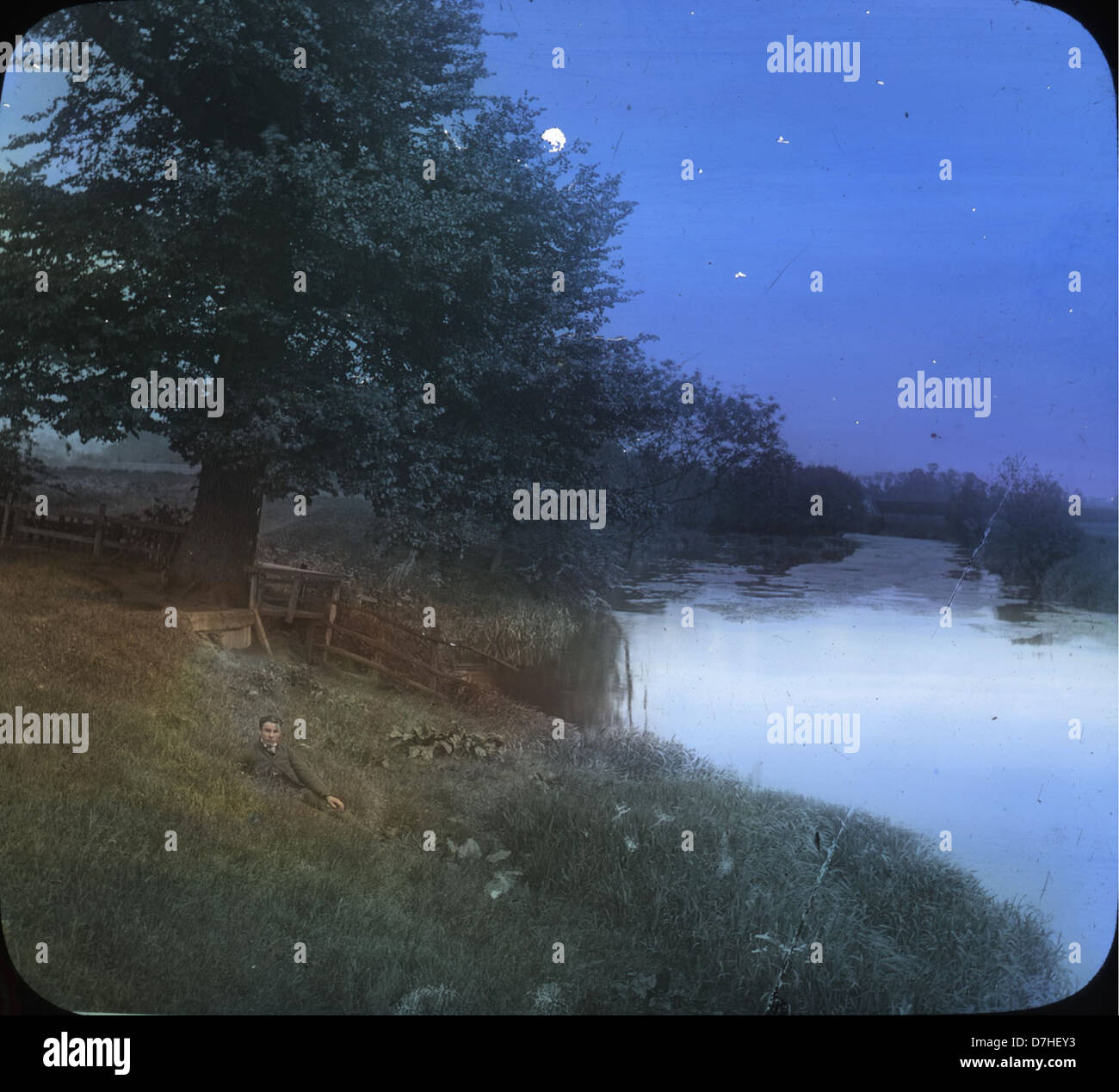 Una fotografia del Tamigi Bridge di Londra, che cattura il suo design architettonico e il suo significato storico. L'immagine ritrae il ponte come un simbolo di Londra. Foto Stock