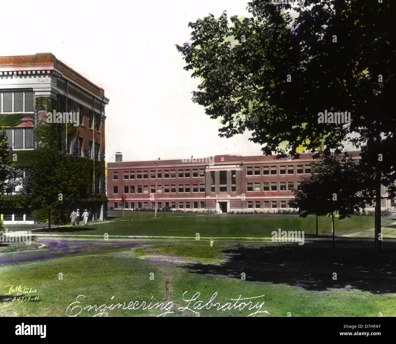 Una foto storica degli archivi dell'Oregon Agricultural College che mostra il laboratorio di ingegneria, che riflette la ricerca educativa e scientifica dell'inizio del XX secolo presso il college. Foto Stock