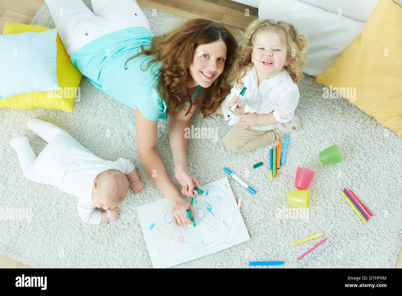 Il sopra-vista ritratto di una bella babysitter cercando dopo carino kids Foto Stock