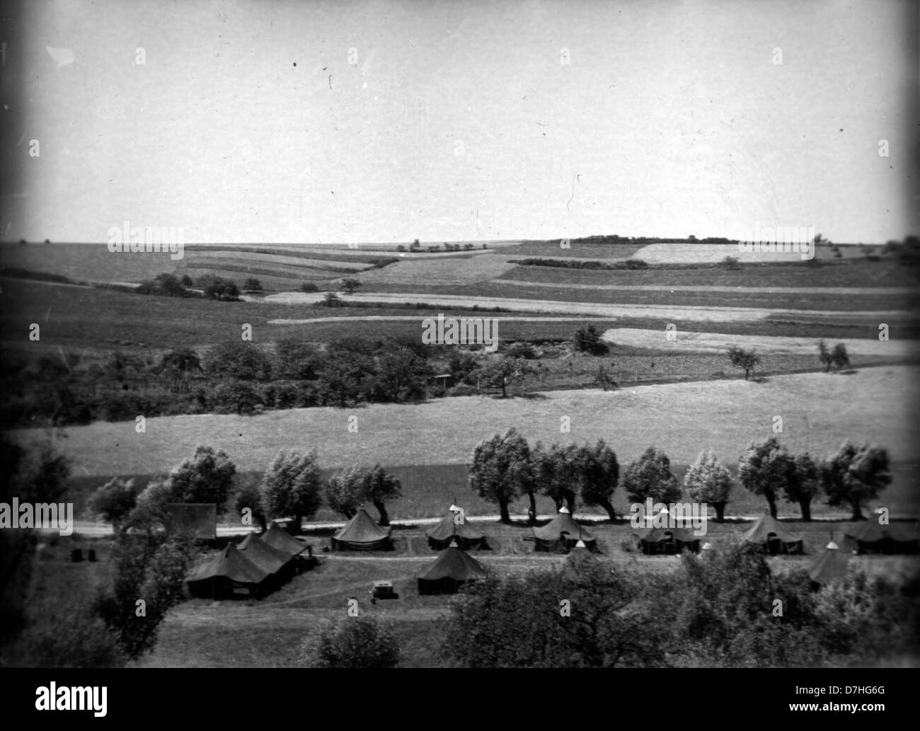 Questa fotografia raffigura un campo in Germania dopo la seconda guerra mondiale, mostrando tende utilizzate dai militari o dagli sfollati. L'immagine riflette le sfide affrontate nella Germania post-bellica quando si è ripresa dalla devastazione della seconda guerra mondiale. Foto Stock