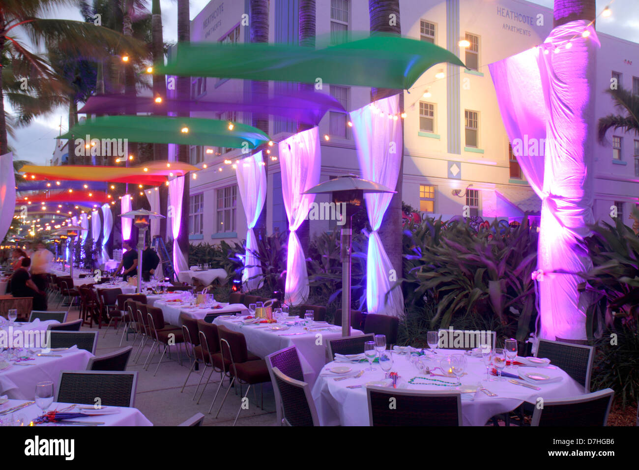 Miami Beach Florida, Ocean Drive, hotel, ristoranti ristoranti, ristoranti, ristoranti, caffè, al fresco marciapiede fuori tavoli, tavoli, serata notturna, Park Centr Foto Stock