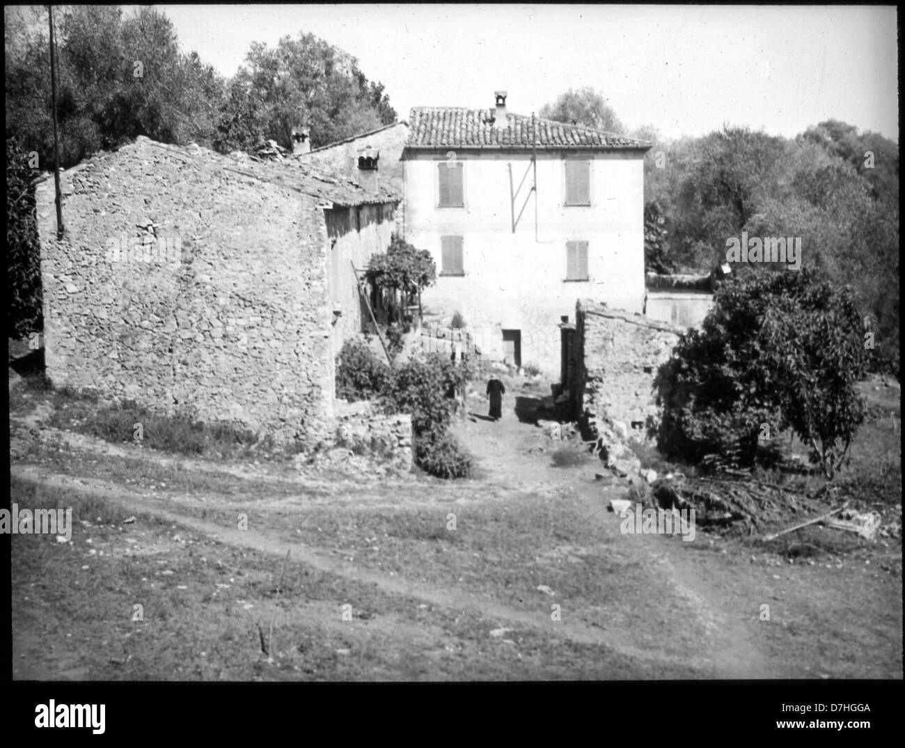 Questa fotografia cattura una grande casa in Francia, costruita dopo la seconda guerra mondiale. Lo stile architettonico riflette l'era del dopoguerra, con particolare attenzione alla funzionalità e alla ricostruzione in un'Europa che cambia. Foto Stock