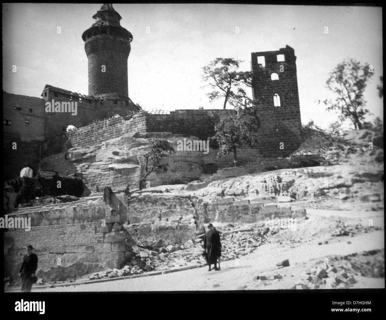 Questa immagine della Germania del dopoguerra offre uno sguardo sul recupero architettonico e sugli sforzi di ricostruzione a Norimberga. Mostra il mix di influenze storiche e moderne mentre la Germania iniziò a ricostruire dopo la seconda guerra mondiale Foto Stock