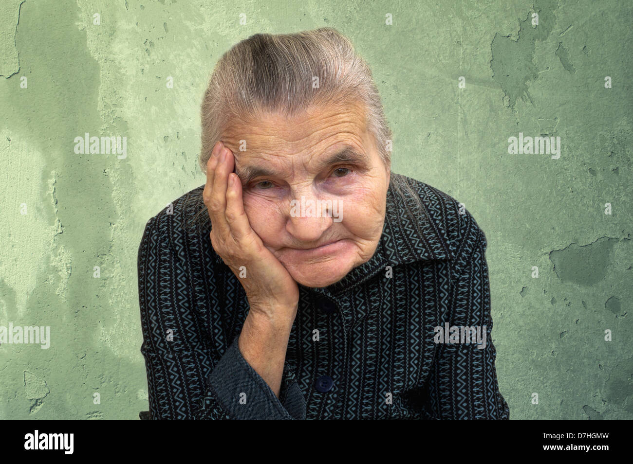 Ritratto di una donna anziana su un sfondo vintage. Sognare il passato. Foto Stock