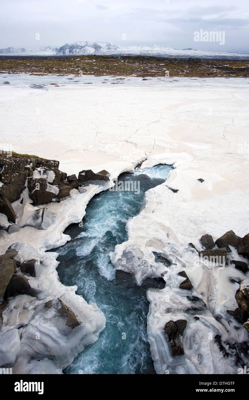 Cascata in inverno vicino a valle di pingvellir in Islanda. Foto Stock