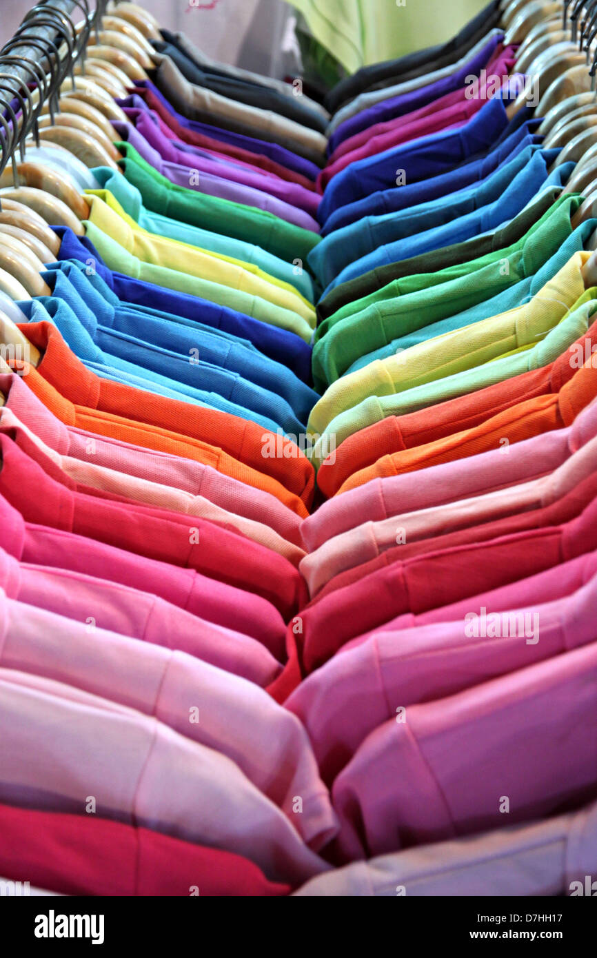 Shirt colorate appeso sulla linea di abbigliamento. Foto Stock
