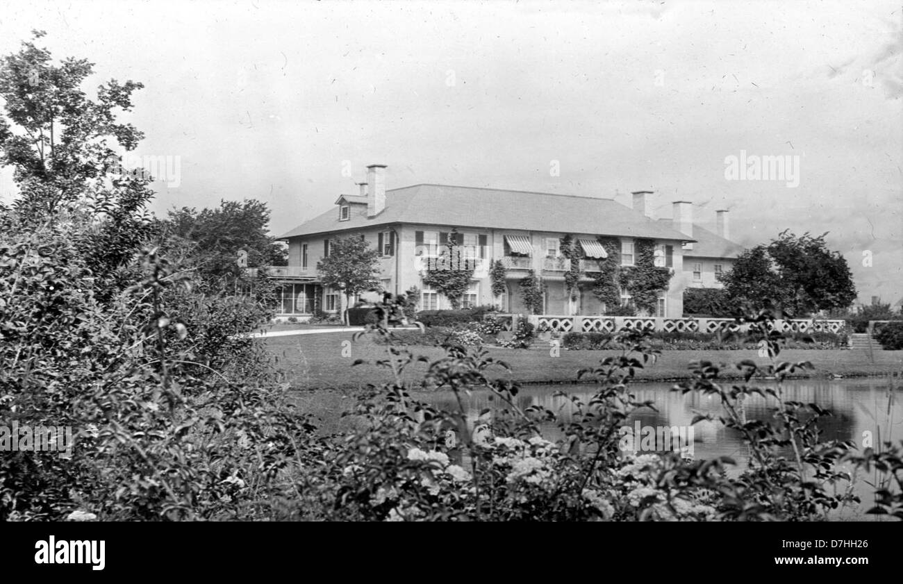 Brewster Place a Lake Forest, Illinois, è raffigurato in questa fotografia storica, che mostra l'architettura classica e il paesaggio suburbano dell'area residenziale. Foto Stock