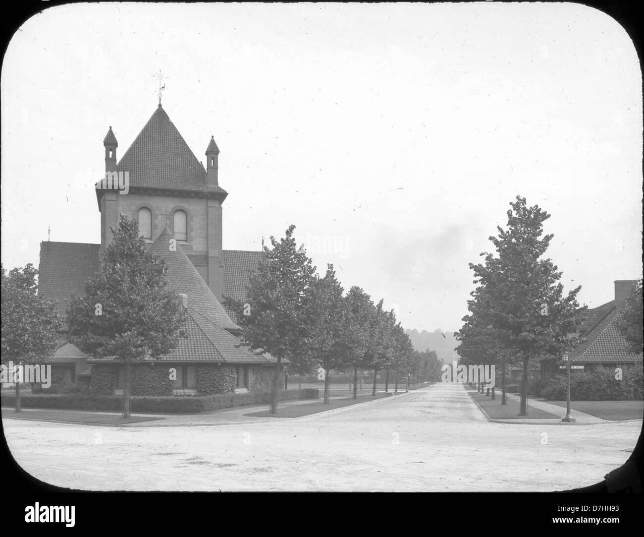 Questa immagine cattura una vista lungo Swan Street a Biltmore, North Carolina, con la All Souls Church visibile. La scena della strada riflette il fascino della zona, mostrando la bellezza architettonica della chiesa e delle strutture circostanti in questo quartiere storico di Asheville. Foto Stock