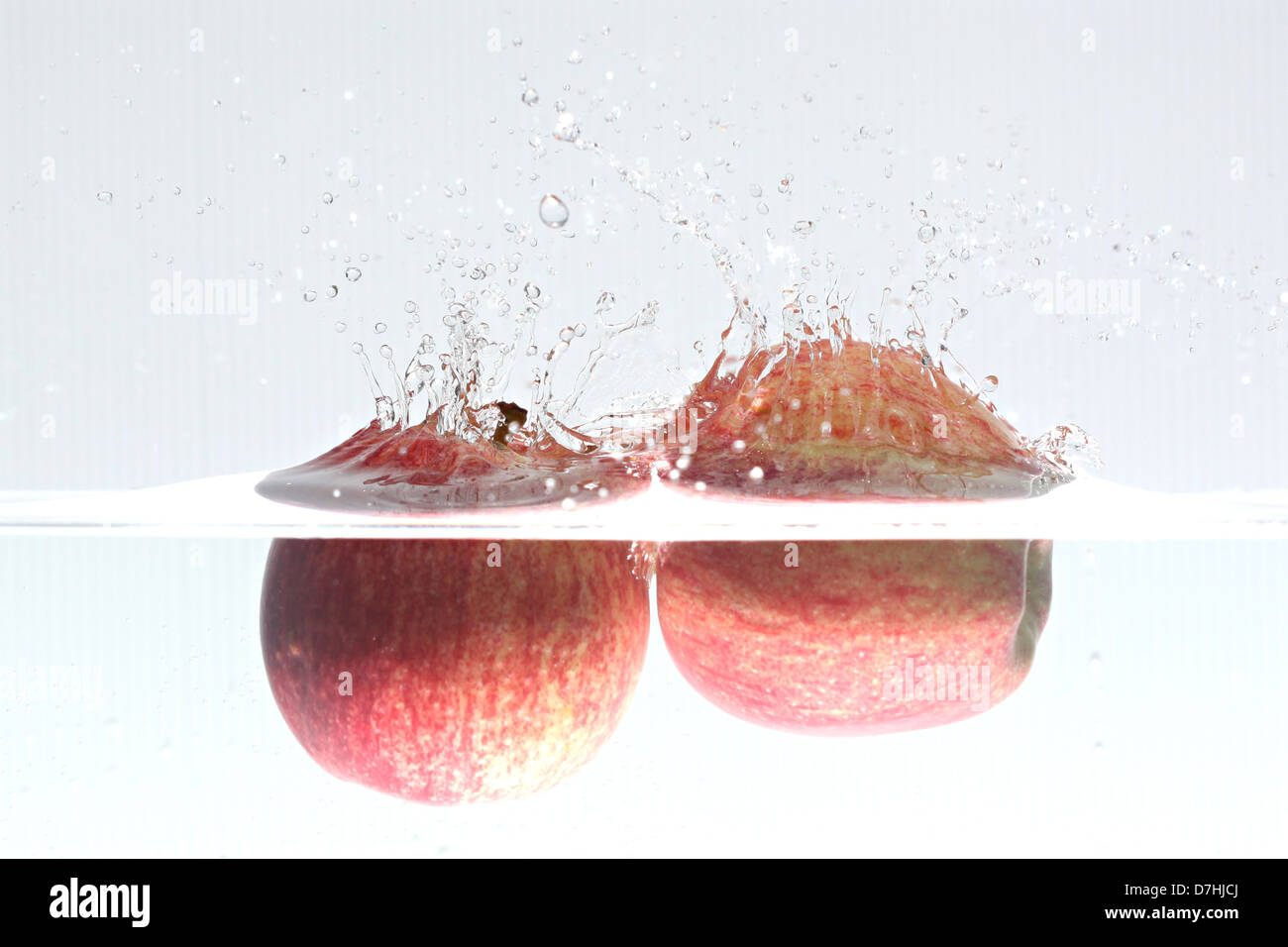 Le mele di caduta in acqua, fatta ​​a grande splash. Foto Stock