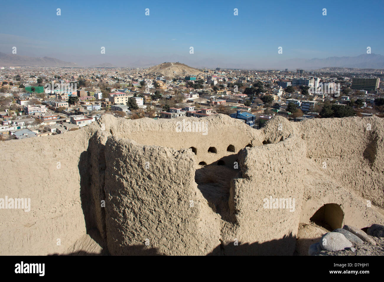 Vista sulla città di Kabul, Afghanistan, con parete di uno dei molti antichi fortilizi. Foto Stock