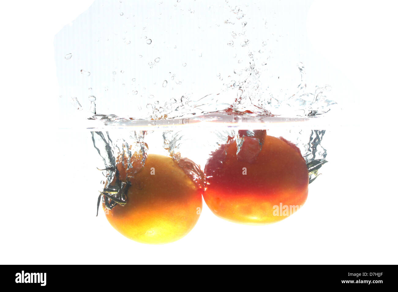 Il pomodoro è scesa in acqua, fatta ​​a grande splash. Foto Stock