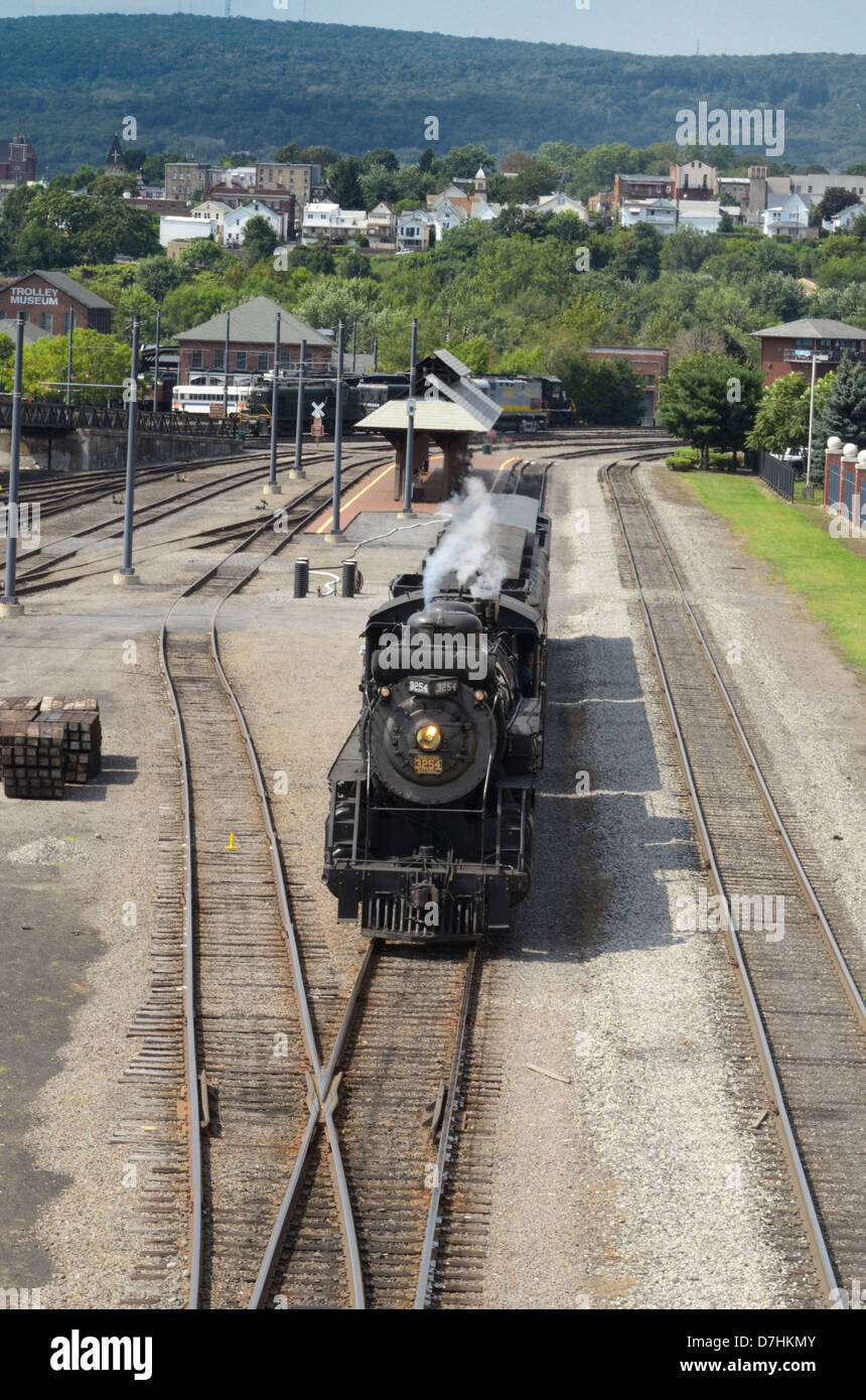 Locomotiva a vapore lasciando piattaforma passeggeri a Steamtown National Historic Site, Scranton, PA Foto Stock