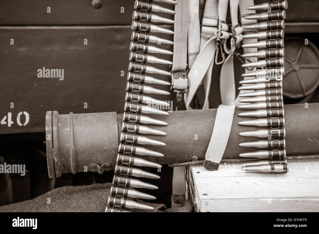 Bandoleer di mitragliatrice proiettili posato sul bazooka (rievocazione, disattivato) Foto Stock