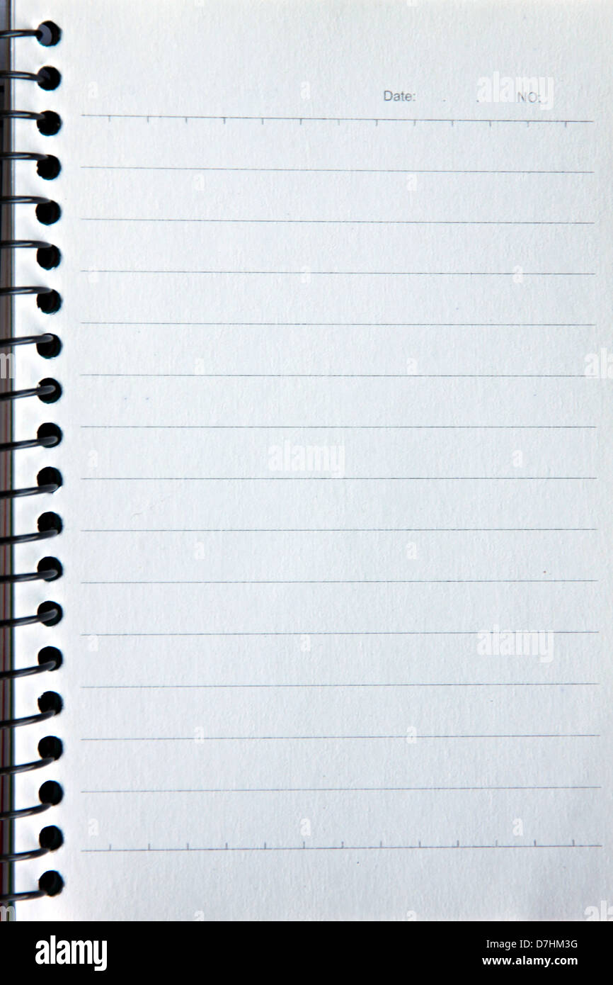 Notebook in appoggio su uno sfondo bianco e il testo scritto sulla copia. Foto Stock