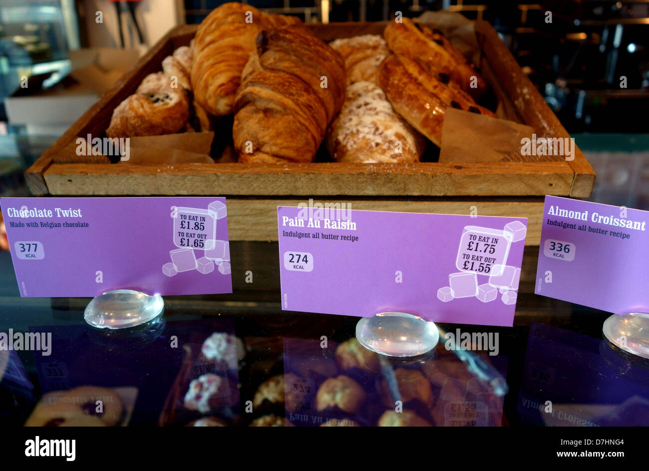 Calorie informazioni per torte e dolci nel caffè bar, Londra Foto Stock