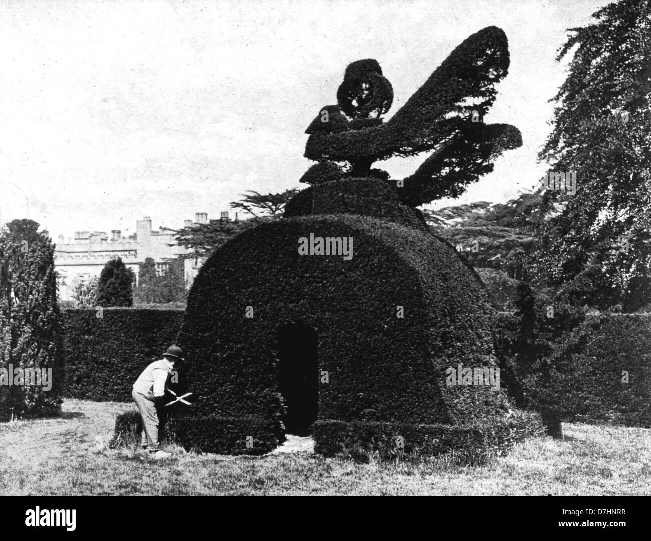 Questa immagine intitolata "il Topiarius" offre una rappresentazione dettagliata dell'arte topiaria, mostrando intricati disegni di piante modellati in varie forme, illustrando l'abilità degli artisti topiari nella scultura orticola. Foto Stock