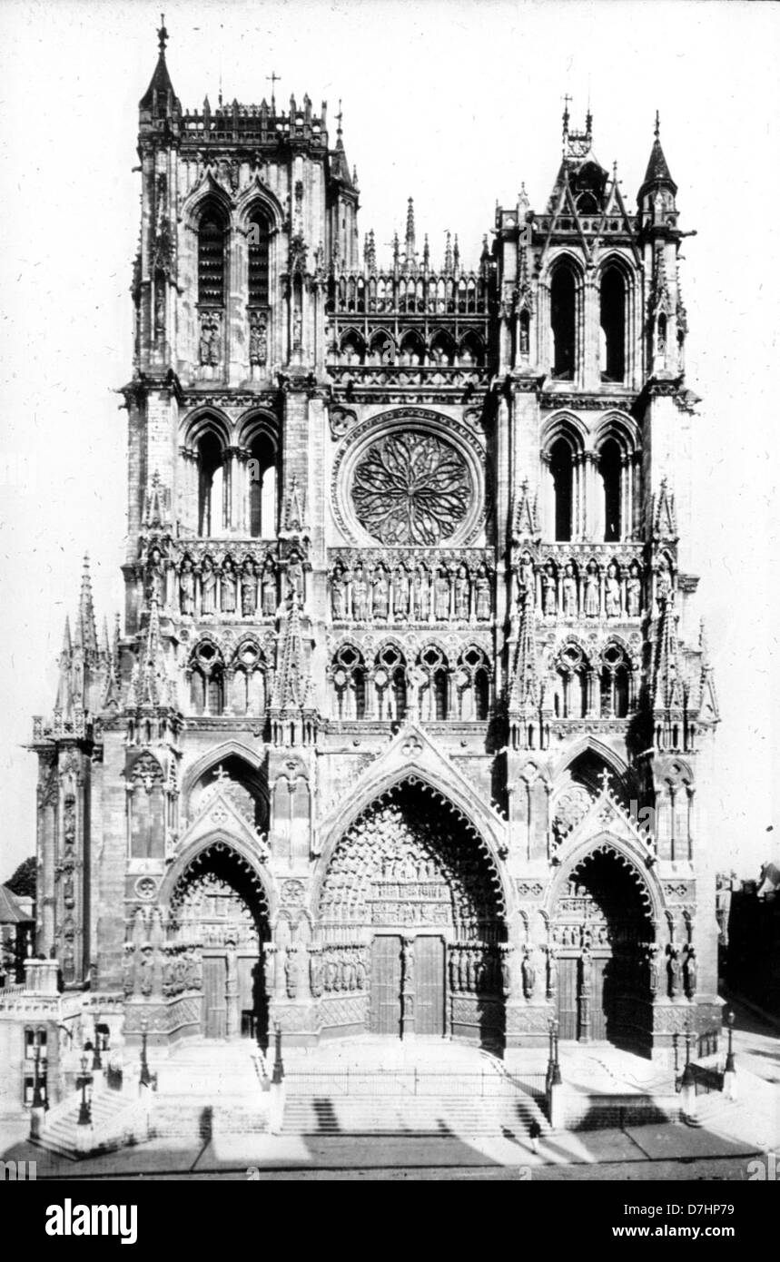 La cattedrale di Amiens, risalente al 1220-1288, è conosciuta per la sua architettura gotica francese. Le bancarelle di sedie in legno intagliato sono una caratteristica significativa, che mostra un'intricata maestria artigianale che esemplifica l'arte religiosa medievale e l'importanza culturale della cattedrale. Foto Stock