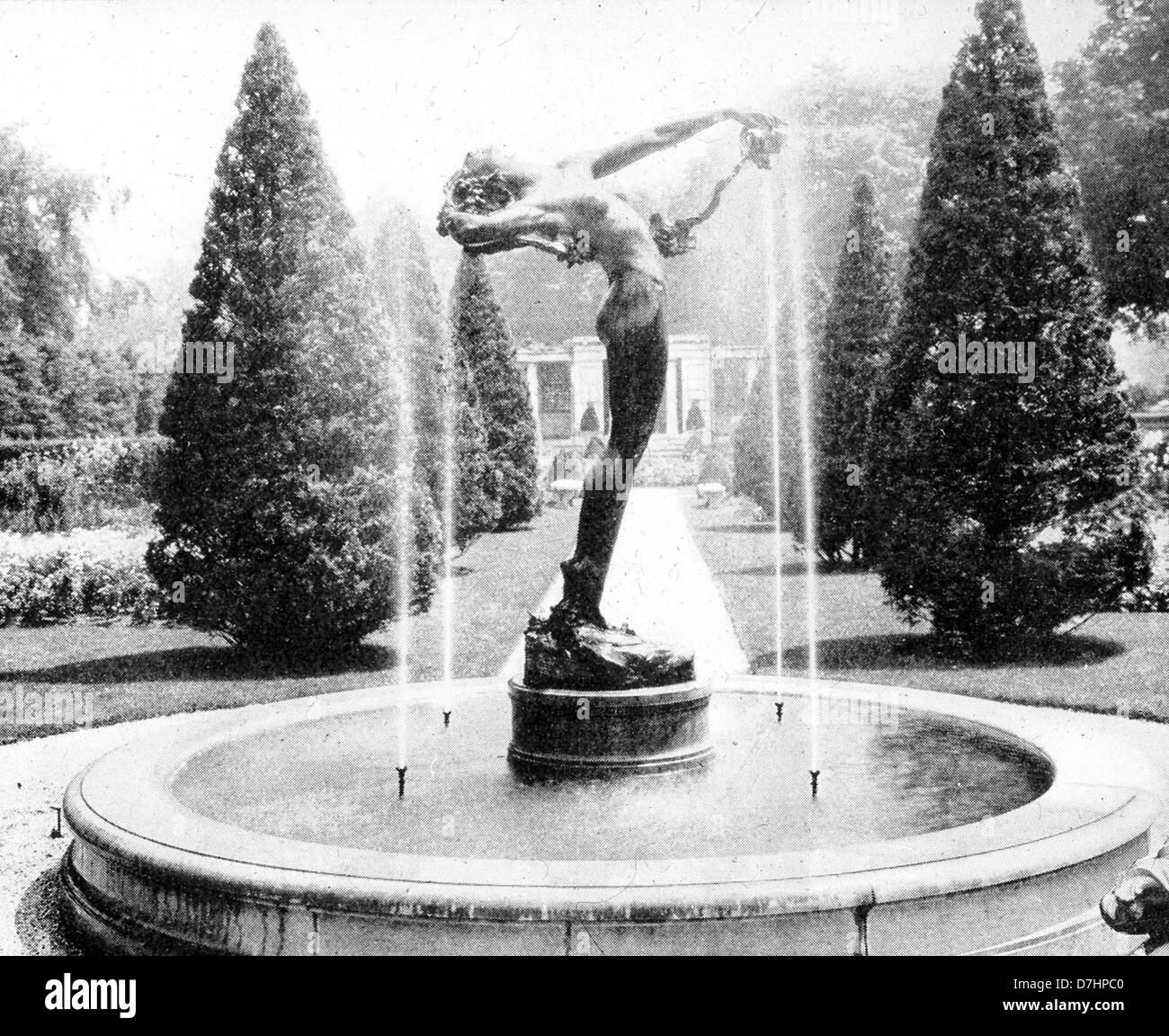 Questa scultura in giardino è un ottimo esempio di arte all'aperto, progettata per fondersi con l'ambiente naturale circostante. Rappresenta la bellezza dell'arte scultorea applicata agli spazi esterni, aggiungendo carattere e stile ai giardini e agli spazi pubblici. Foto Stock