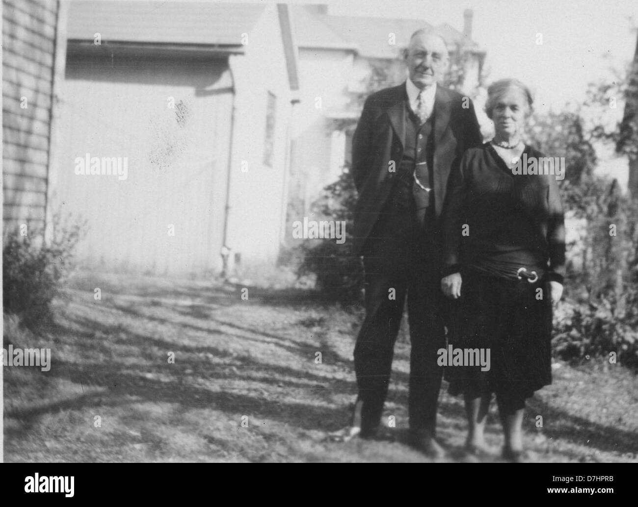 Un paio di altri anziani in piedi in pezzata ombre Foto Stock