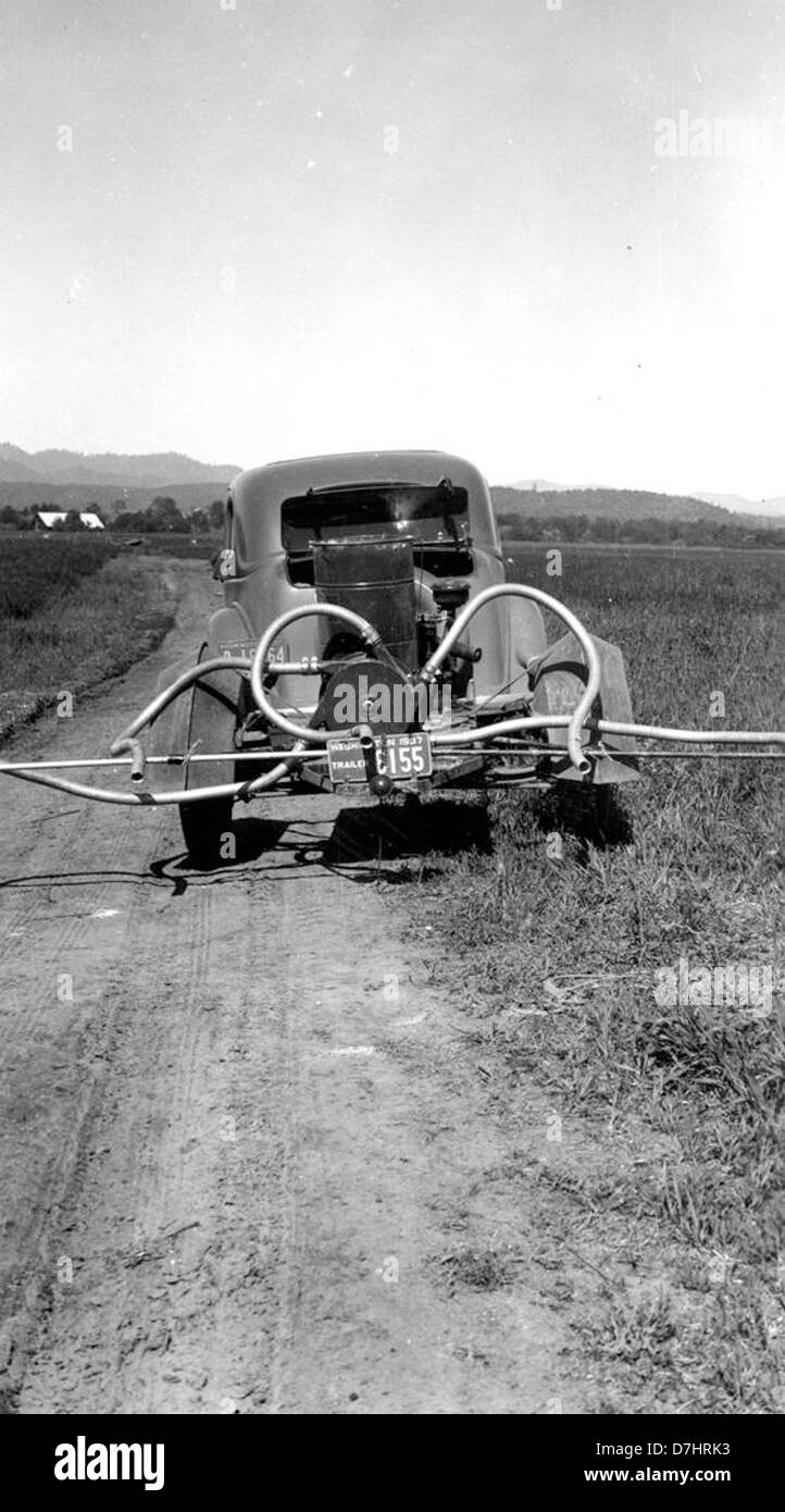 Un disinfestatore agricolo fatto in casa montato su un'auto nella contea di Jackson, Oregon, circa il 1935, riflette l'innovazione degli agricoltori che utilizzano mezzi creativi per effettuare spruzzature aeree per l'agricoltura nei primi giorni della disinfestazione aerea. Foto Stock