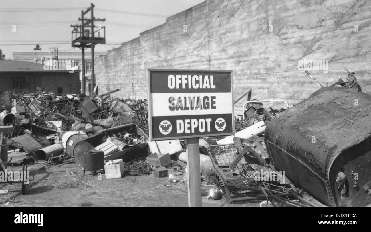 Questa fotografia del 1942 mostra il deposito di salvataggio ufficiale a Bend, Oregon, durante la seconda guerra mondiale. L'immagine riflette gli sforzi in tempo di guerra nella regione per la raccolta dei rottami metallici e la conservazione del materiale. Foto Stock