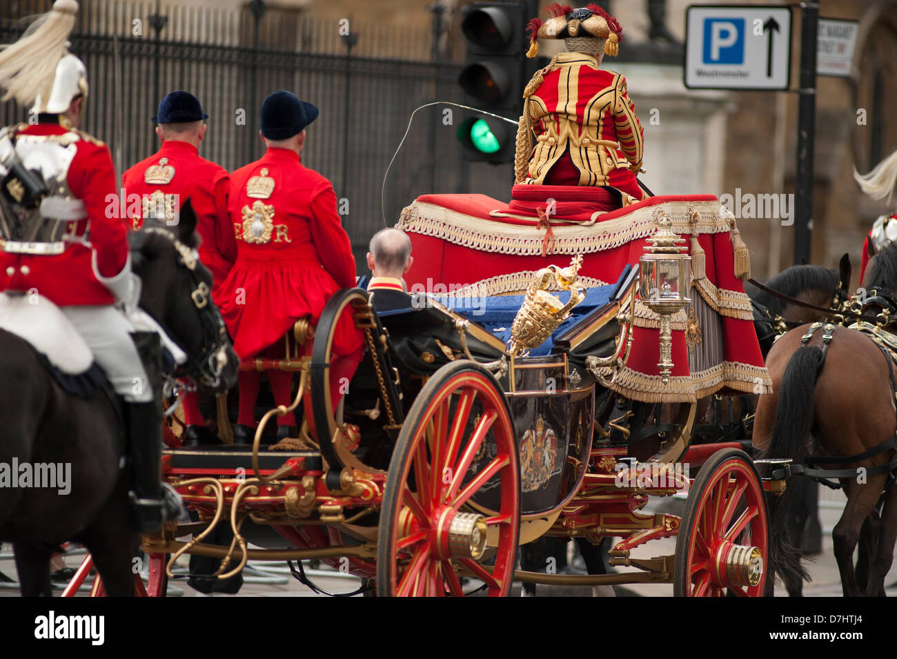 Londra, Regno Unito. 8 maggio 2013. Pullman contenente il macis arriva nella piazza del Parlamento, Westminster, prima dell'apertura della condizione del Parlamento nel centro di Londra, Inghilterra. Credito: Malcolm Park London events / Alamy Live News Foto Stock