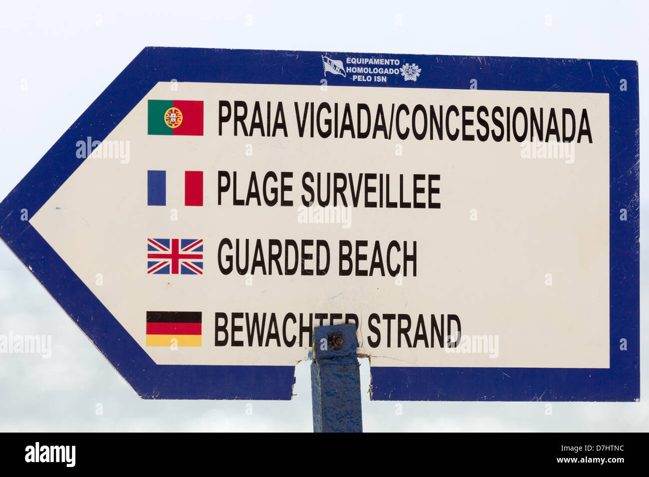 Spiaggia controllata sign in quattro lingue consulenze di sicurezza sulla spiaggia. Portogallo Foto Stock
