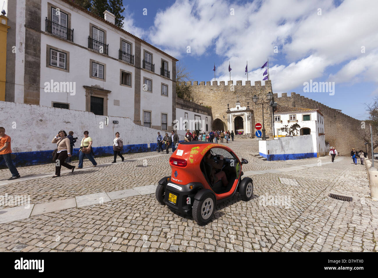 Renault twizy compatto urbano a due posti auto elettriche che forniscono servizi all'interno del vecchio della città murata di Óbidos, Portogallo Foto Stock