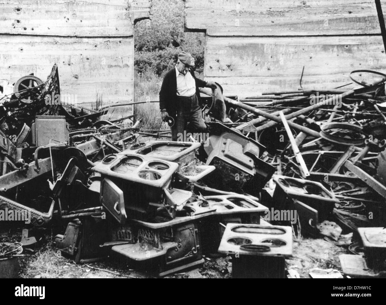 Metallo dalla unità di scarto nella Hood River: WWII unità di scarto foto, Oregon, 1942 Foto Stock