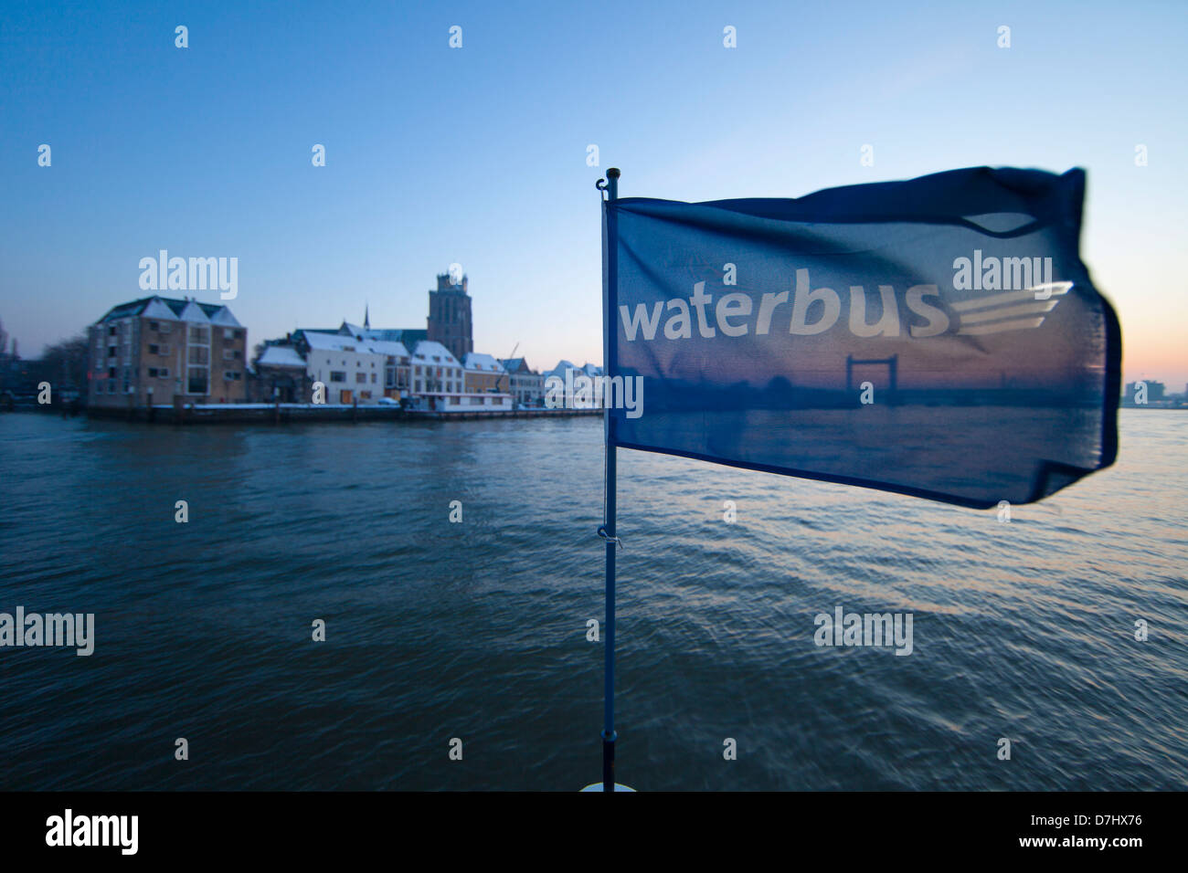 La grande chiesa (Grote Kerk) a Dordrecht visto dal lungomare, Paesi Bassi Foto Stock