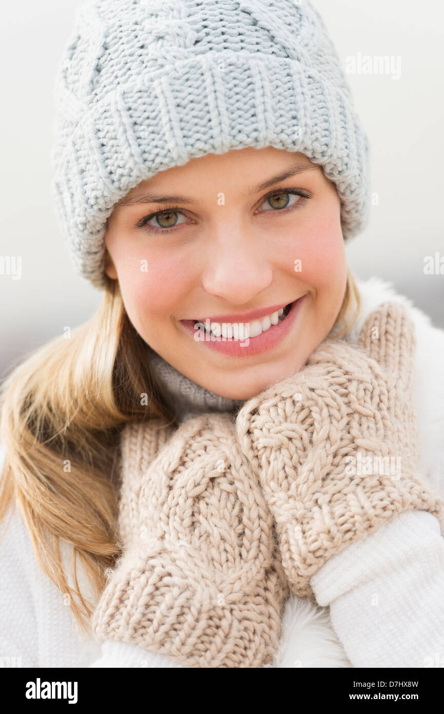 Ritratto di giovane donna in abiti invernali Foto Stock