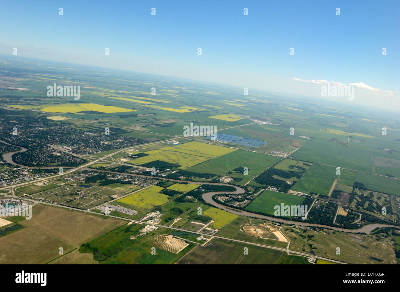 Veduta aerea di strade, i campi agricoli, fiume e nelle aree urbane Foto Stock
