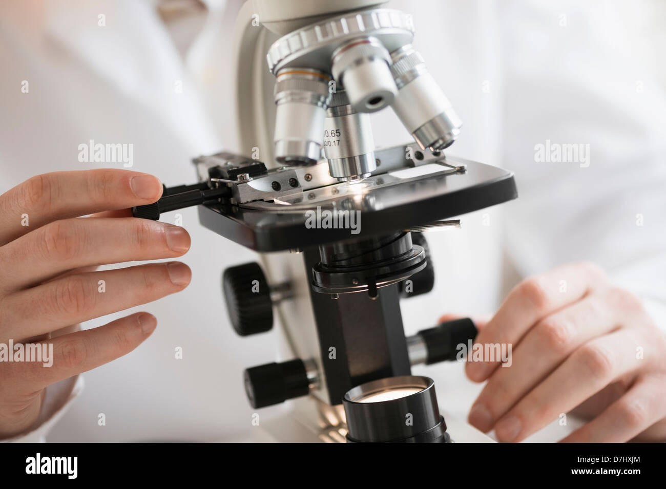 Close-up di scienziato facendo ricerche su microscopi Foto Stock