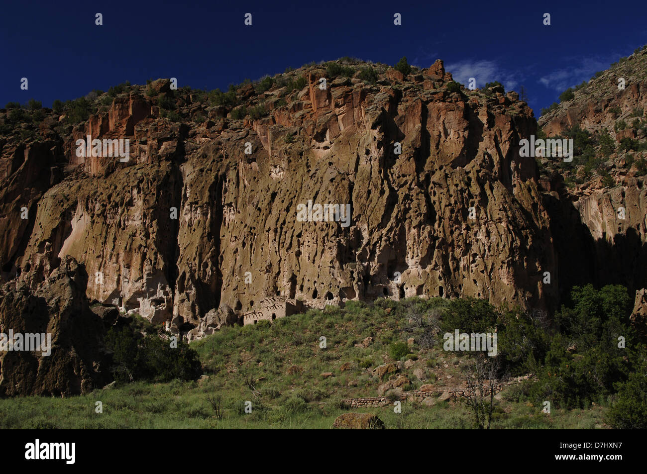 Stati Uniti d'America. Vicino a Los Alamos. Nuovo Messico. Bandelier National Monument. abitazioni di ancestrale popolo Pueblo. Foto Stock