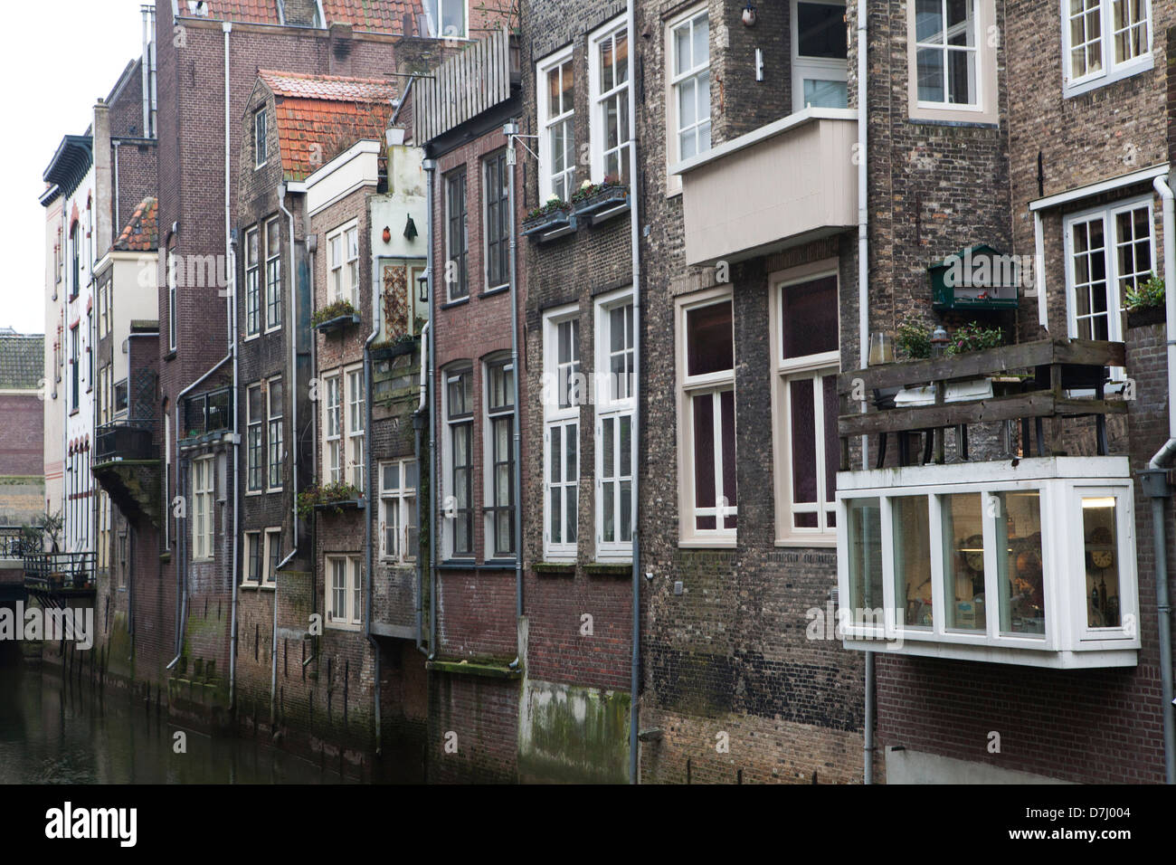 Case sul canale a Dordrecht, Paesi Bassi Foto Stock