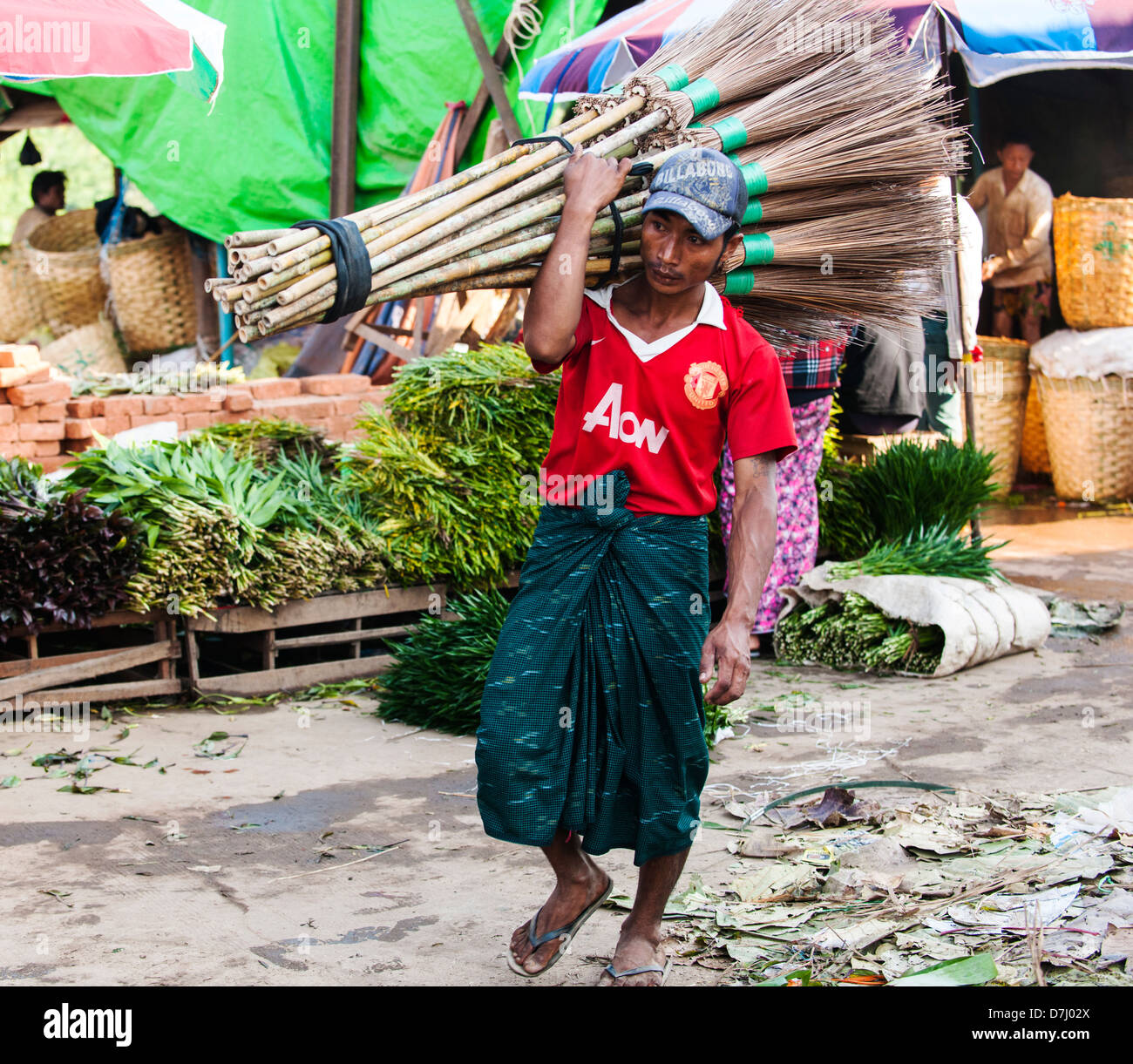 L'uomo vendita di scope a Thiri Mingalar mercato, Yangon, Birmania (Myanmar) Foto Stock