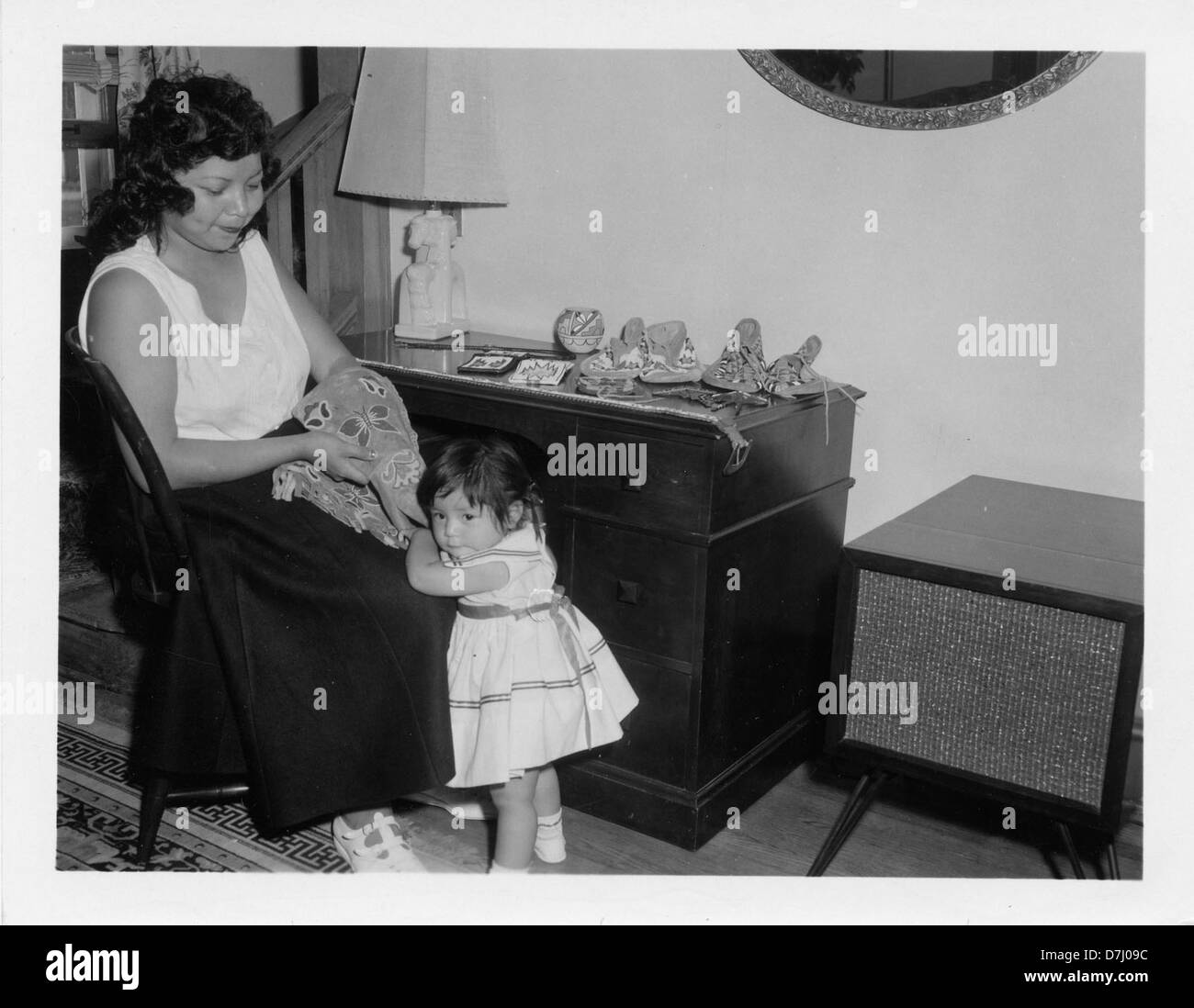 4-H leader facendo beadwork al riscalda le molle Indian Reservation, circa 1955 Foto Stock