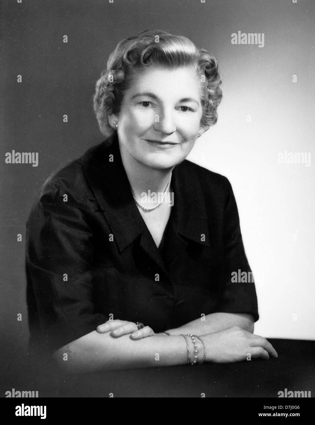 Questa immagine evidenzia il lavoro di Esther Taskerud, mostrando i diversi volti di estensione in una comunità. Cattura individui di varie origini, mostrando il potere della collaborazione e dei programmi di estensione della comunità. Foto Stock