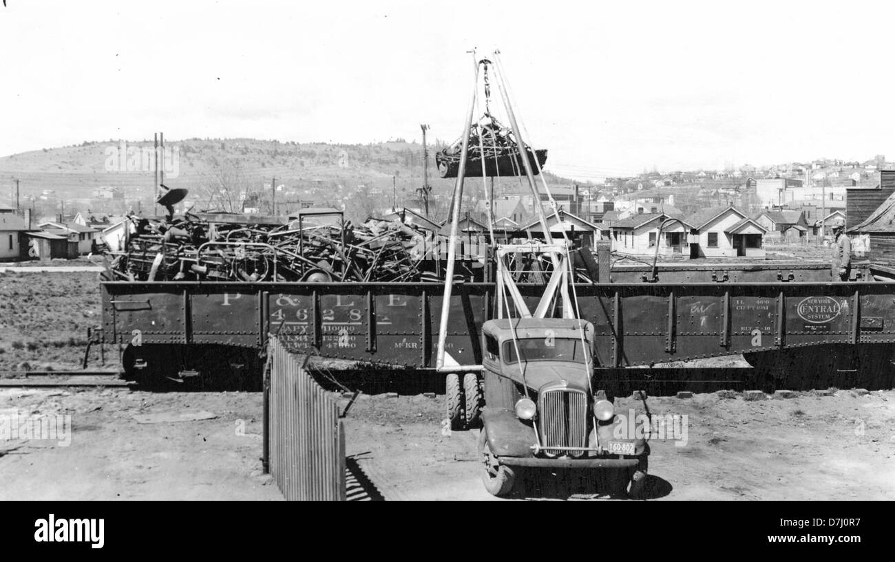 Questa fotografia raffigura un paranco su un autocarro utilizzato per caricare materiali di scarto, mostrando macchinari industriali utilizzati per il riciclaggio e la lavorazione dei rottami metallici. Foto Stock