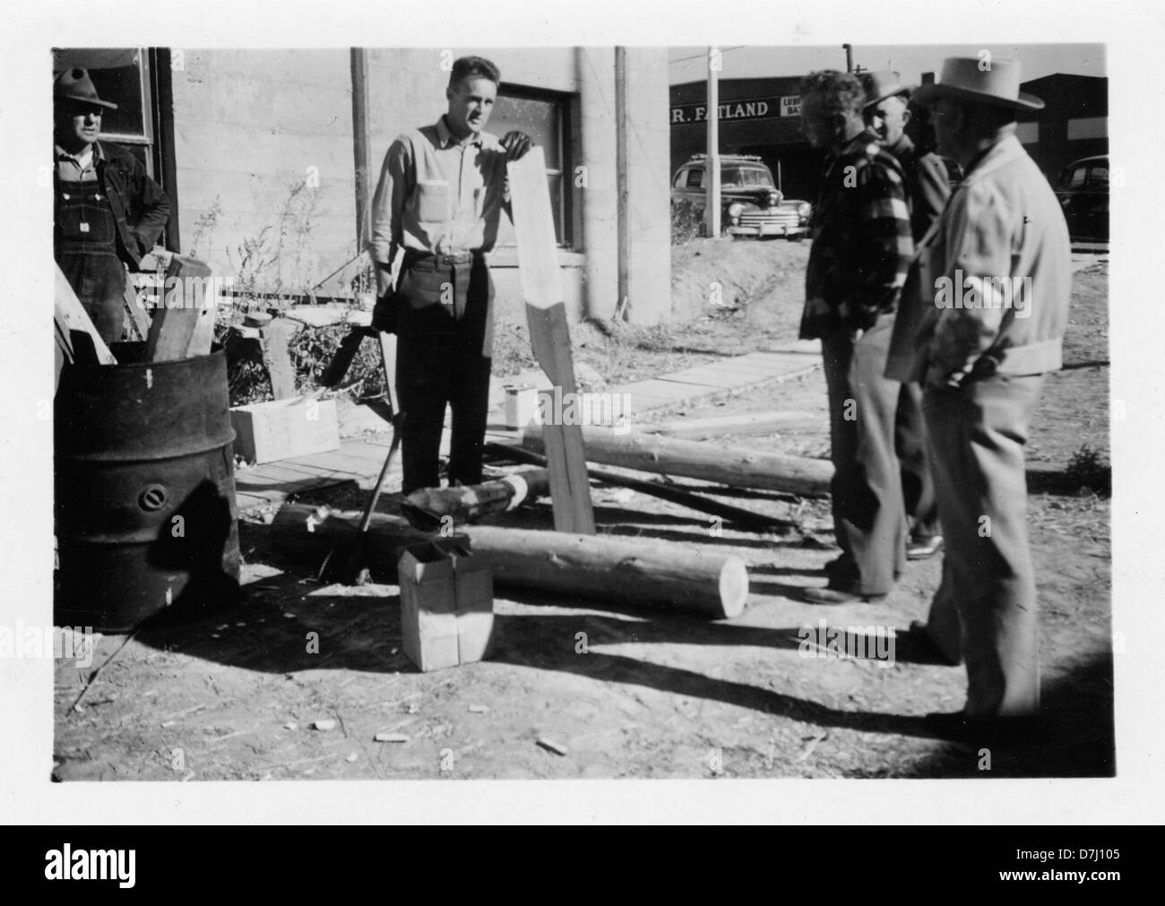 Nel 1949, Charles Ross, una figura chiave nei servizi di estensione agricola, si vede discutere le pratiche agricole con gli agricoltori locali. Il suo lavoro di sensibilizzazione agricola ha contribuito a far progredire le tecniche agricole negli Stati Uniti durante il XX secolo. Foto Stock