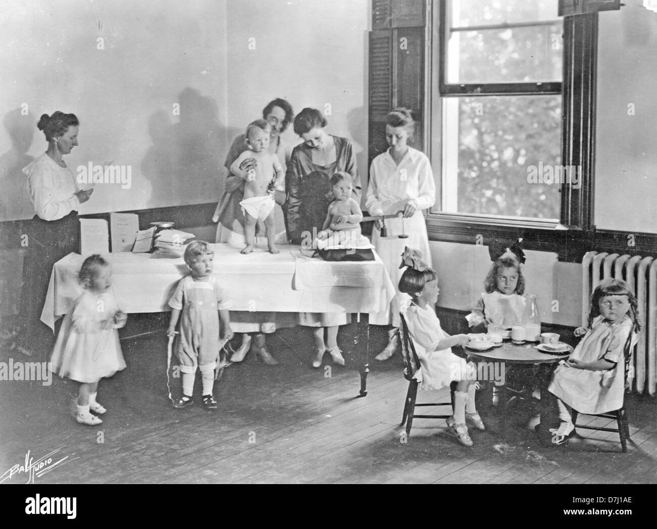 L'immagine intitolata "le persone imparano a mangiare bene!" presenta un gruppo di persone impegnate nell'apprendimento di pratiche alimentari sane. L'attenzione è rivolta alla promozione di una migliore nutrizione e consapevolezza alimentare attraverso attività educative. Foto Stock