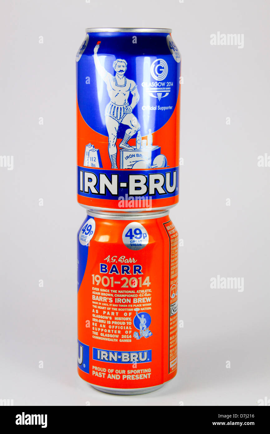 Le lattine di barre Irn Bru soft drink nel nuovo 2013 lattine per commemorare i 2014 Giochi del Commonwealth a Glasgow Foto Stock