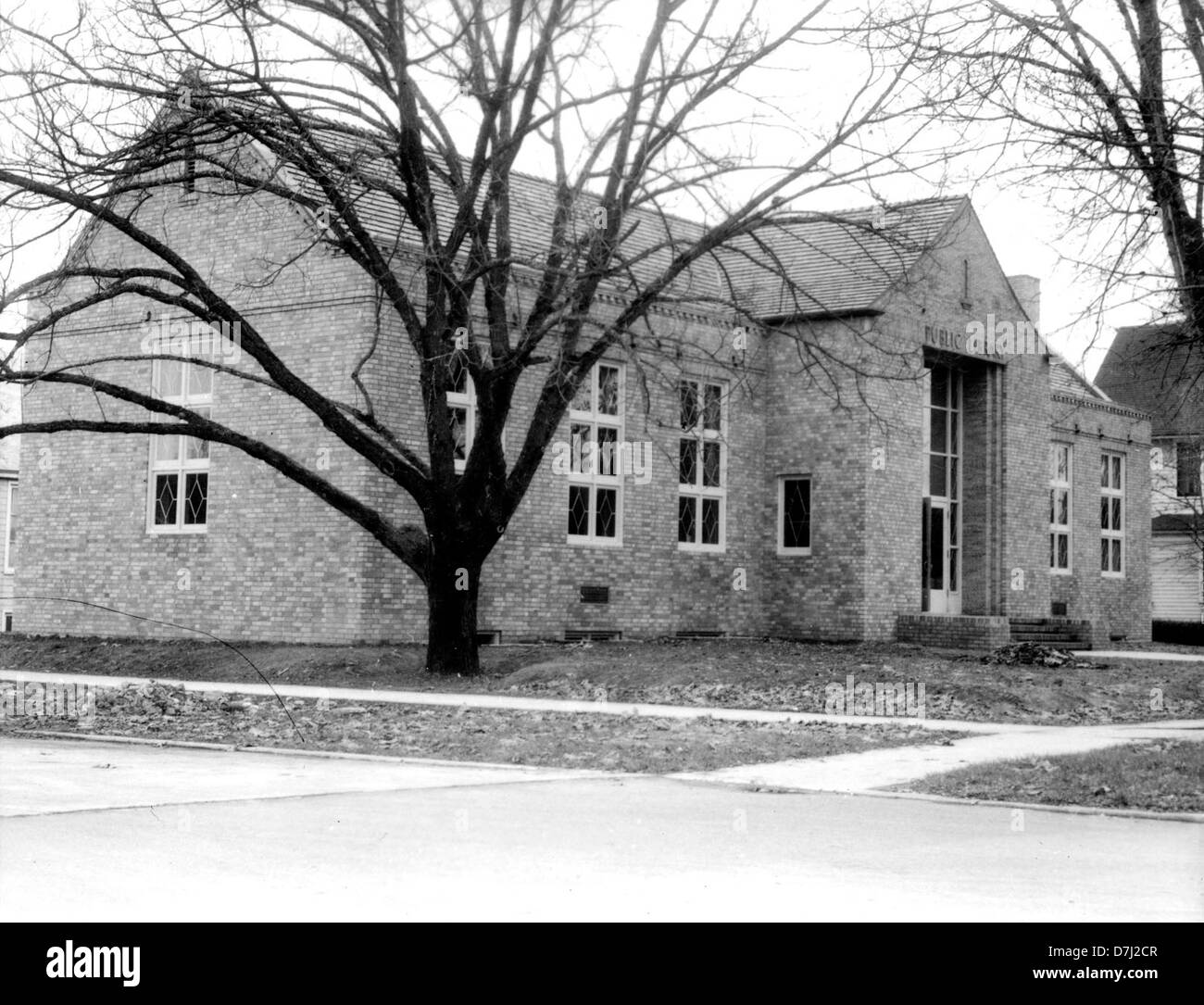 Una fotografia dagli archivi dell'OSU, che mostra la Corvallis Public Library nel 1931. Questa immagine offre uno sguardo sul ruolo della biblioteca nella comunità durante quel periodo, evidenziando il suo significato storico nella contea di Benton, Oregon. Foto Stock