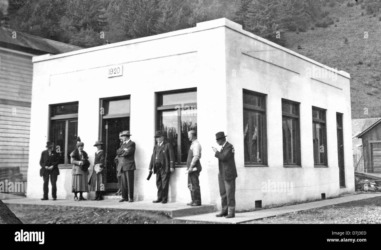 L'Alsea State Bank, un'importante istituzione nella contea di Benton, Oregon, è documentata negli Archivi dell'OSU, mostrando il suo significato storico nell'economia e nella comunità locale. Foto Stock