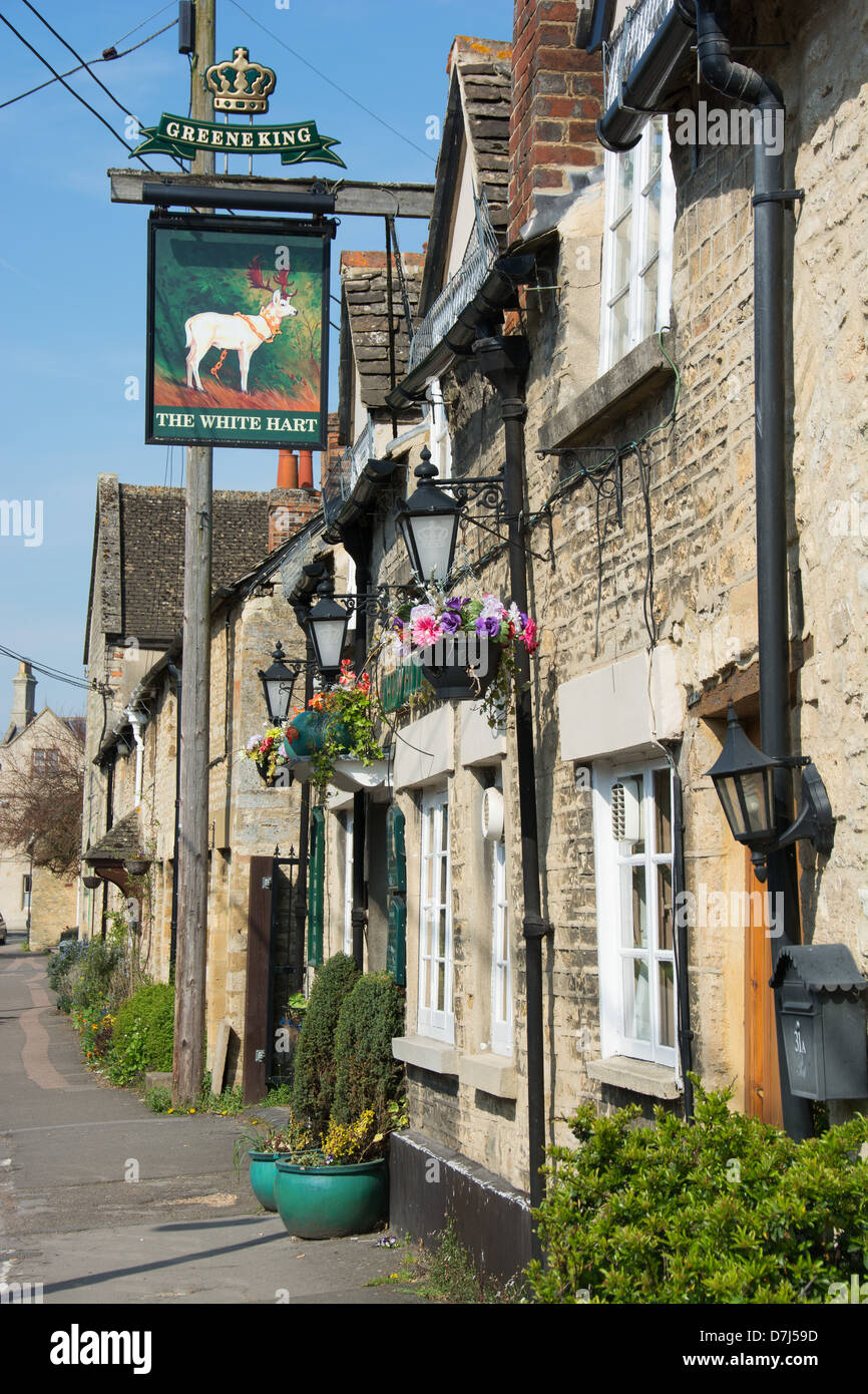 OXFORDSHIRE, Regno Unito. Newland Street e il White Hart pub nel villaggio di Eynsham vicino a Witney. 2013. Foto Stock