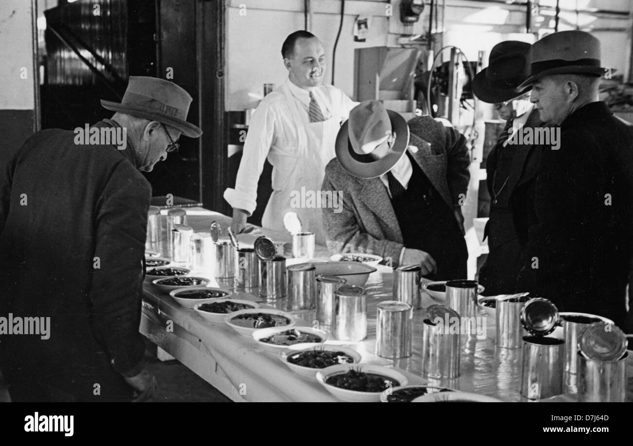 Questa immagine raffigura il processo di analisi delle bacche in scatola, concentrandosi sulla valutazione della qualità e della conservazione delle bacche per l'inscatolamento. Il test è un passo cruciale nel settore della conservazione degli alimenti, in quanto garantisce che il prodotto in scatola soddisfi gli standard di sicurezza e qualità prima della distribuzione. Foto Stock