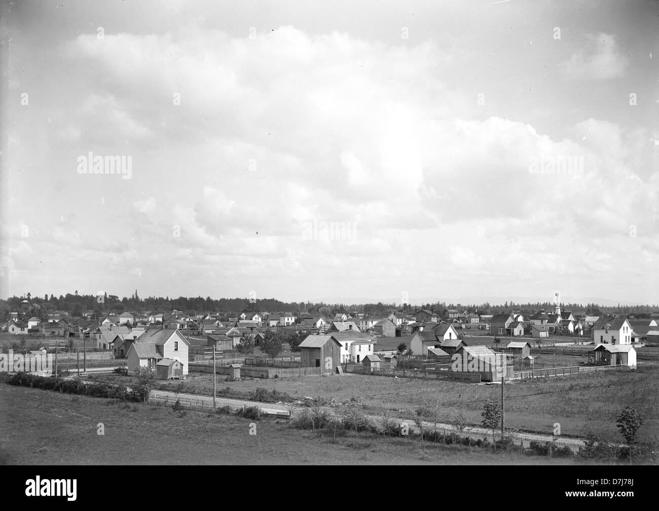 Questa vista cattura Corvallis, una città dell'Oregon, conosciuta per la sua architettura storica e la vivace comunità. L'immagine mette in risalto il paesaggio urbano, compreso il quartiere centrale degli affari e la bellezza naturale circostante. Foto Stock