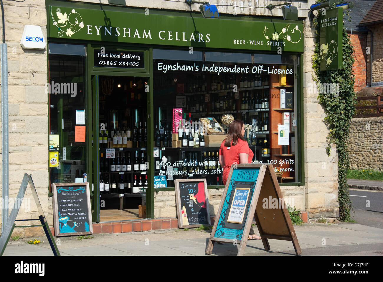 OXFORDSHIRE, Regno Unito. Un indipendente-proprietà off-licenza. 2013. Foto Stock